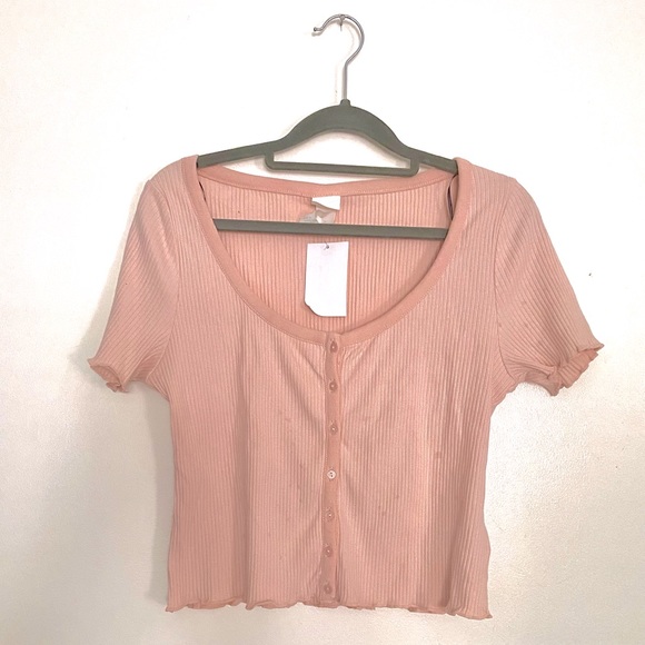 ๐๐ผ NWT ๐๐ผ H&M pink lettuce edge ribbed crop top - Picture 3 of 3